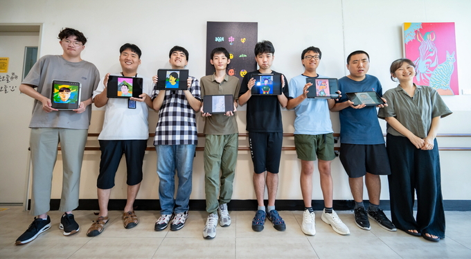 디지털 드로잉 작가 양성 교육 참여자 등 관계자들의 모습. (사진=수원시 제공)