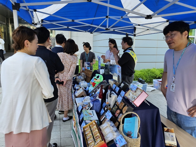 수원시가 고향사랑기부 홍보부스를 운영하고 있는 모습. (사진=수원시 제공)