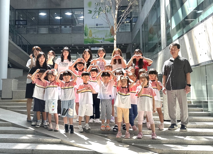 안양대 일우중앙도서관이 어린이집 어린이를 대상으로 교육 문화 프로그램 '꾸러기 친구들과 함께하는 환경 이야기'를 진행하고 있다.(사진=안양대 제공)