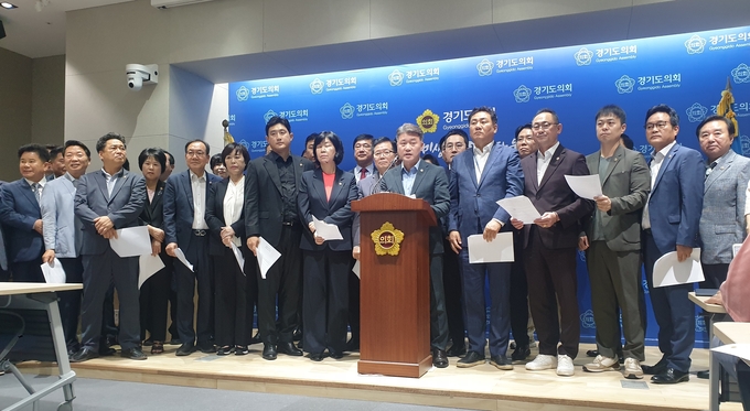 김정호(광명1·가운데) 경기도의회 국민의힘 대표의원이 3일 경기도의회 브리핑룸에서 열린 기자회견에서 취재진의 질문에 답하고 있다. (사진=나규항 기자) 