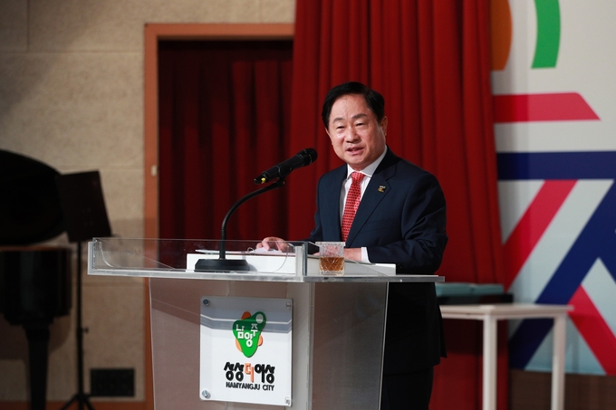 ‘2023년 공공문장 바로쓰기’ 자치단체장 소통 부문에서 대상을 수상한 주광덕 시장이 9월 월례조회에서 행정용어 개선의지를 밝히고 있다. (사진=남양주시 제공)