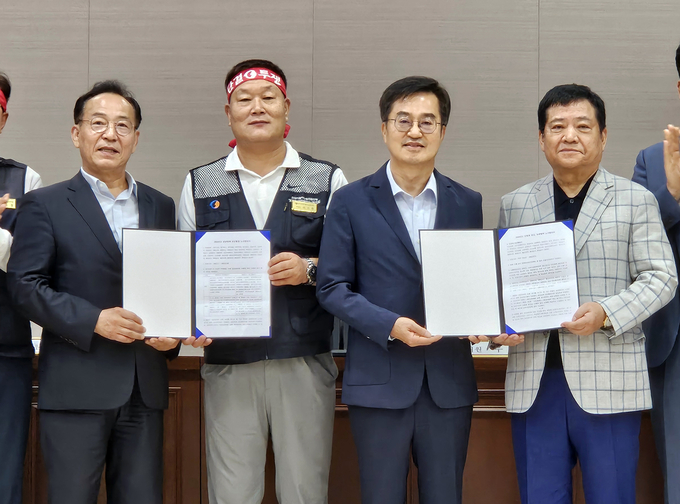 4일 경기도 시내버스 노사가 밤샘 최종 조정회의에서 단체협약안에 합의했다. (사진=연합뉴스 제공)