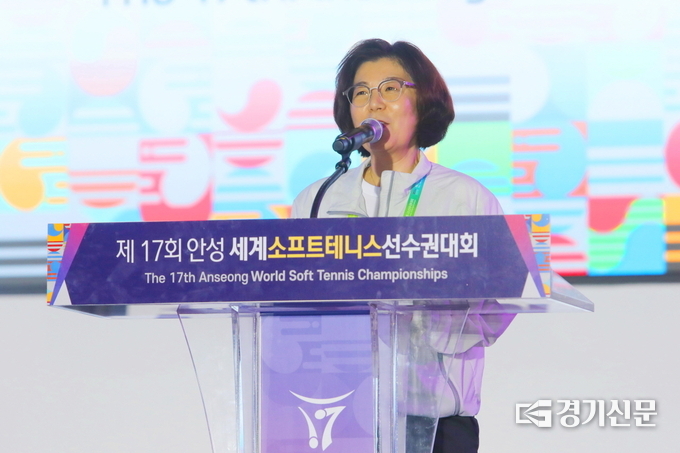 김보라 시장이 제17회 안성세계소프트테니스선수권대회의 개회 선언을 외치고 있다(사진=안성시 제공)