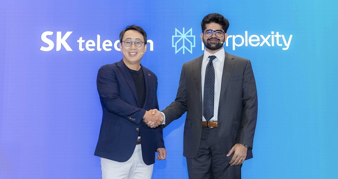 유영상 SKT CEO(왼쪽)와 아라빈드 스리니바스 퍼플렉시티 CEO가 악수를 하고 있는 모습. (사진=SK텔레콤 제공)