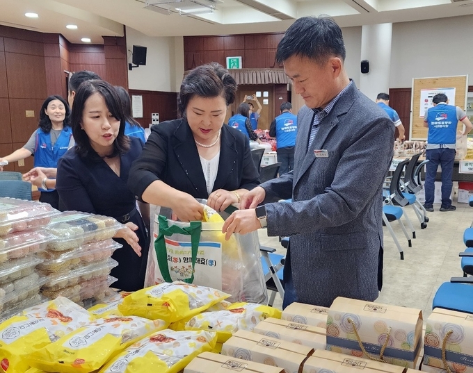 도공 서울경기본부와 하남시 사회복지협의회 관계자들이 취약계층에게 전달할 간편식을 구매하고 있다. (사진=서울경기본부 제공)