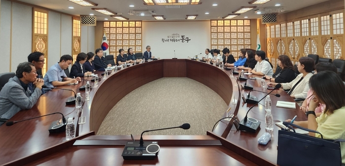 지난 2일 인천 동구청에서 ‘동구 지역 학교 신설 관련 소통협의회’가 열렸다. ( 사진 = 인천시교육청 제공 )
