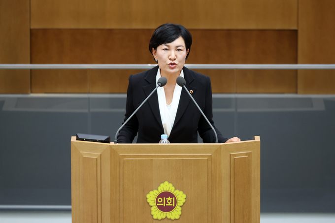 4일 경기도의회에서 열린 제377회 임시회 제3차 본회의에서 이채명(민주·안양6) 도의원이 대집행부 일괄질문을 하고 있다. (사진=경기도의회 제공)