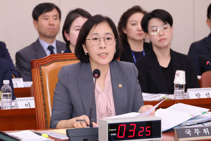 신영숙 여성가족부 차관(장관 직무대행)이 4일 국회 여성가족위원회 전체회의에서 딥페이크 성범죄 대응 관련 질의에 답하고 있다. (사진=연합뉴스)