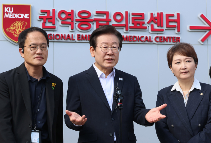 이재명 더불어민주당 대표가 4일 민주당 의료대란대책특위와 함께 서울 고려대 안암병원을 방문, 추석명절 의료 대응 여력 등을 살핀 뒤 취재진 질문에 답하고 있다. (사진=연합뉴스)