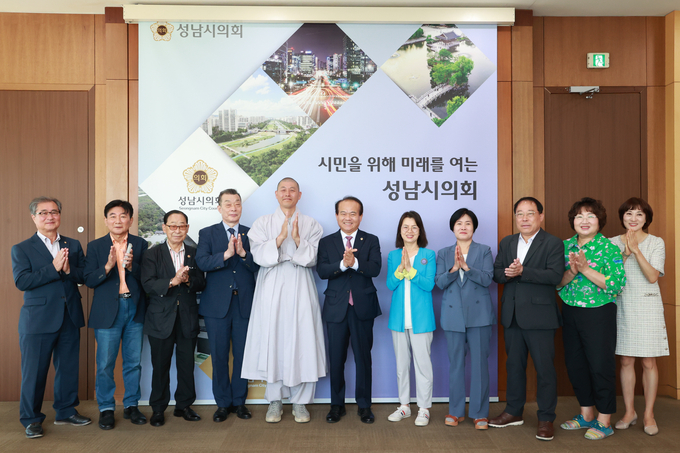 4일 시의회를 찾은 ‘성남시 고도제한 완화 범시민대책위원회’가 이덕수 의장과 간담회 후 기념사진을 찍었다. (사진=성남시의회 제공)