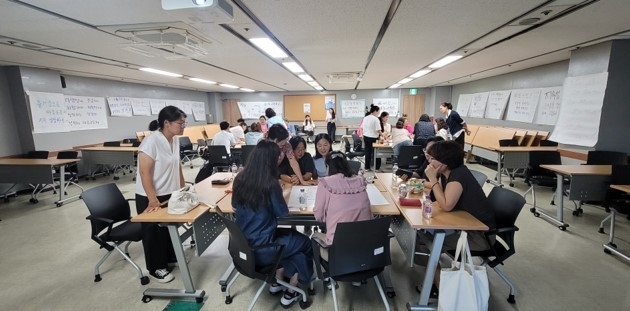 ‘행복한 마을만들기 3기 기본계획 수립’을 위한 ‘마을활동가 공론장’ 진행 모습. (사진=부천시 제공)