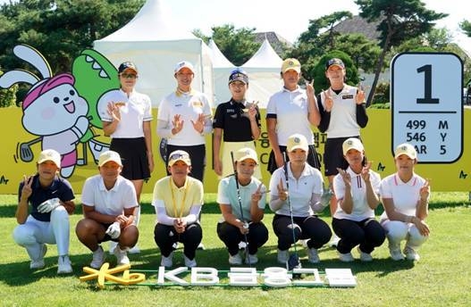 이예원(뒷줄 왼쪽 세번째), 안송이(뒷줄 왼쪽 첫번째), 방신실(뒷줄 왼쪽 다섯번째), 박예지(뒷줄 왼쪽 두번째) 선수가 꿈나무 선수들과 함께 기념촬영을 하고 있다. (사진=KB금융그룹 제공)