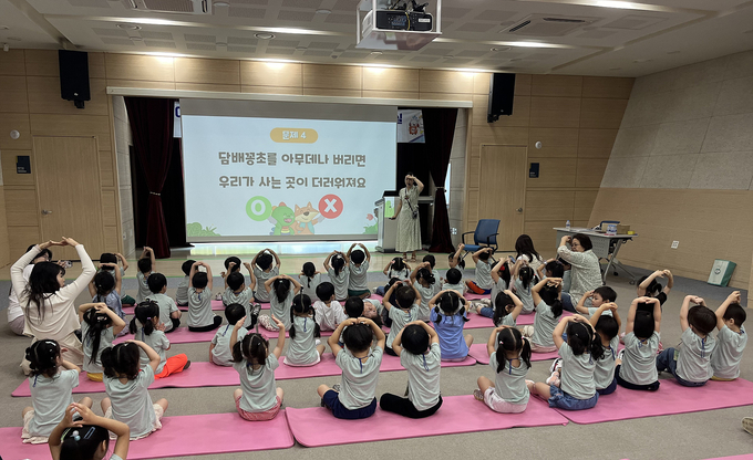 하남시가 지역 유치원 원생들에게 유아 흡연위해예방교실’을 진행하고 있다. (사진=하남시 제공)