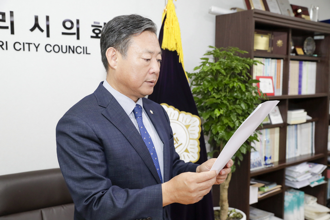 신동화 구리시의장이 5일 백경현 구리시장의 불출석으로 인한 임시회 파행과 관련해 성명서를 발표하고 있다. (사진=구리시의회 제공)