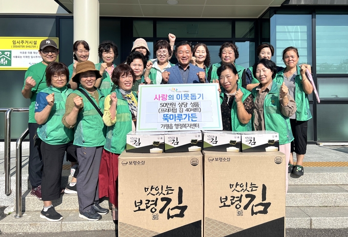 가평읍 능모루길에 위치한 뚝마루가든은 지난 3일 가평읍 행정복지센터에 50만원 상당의 프리미엄 김 40세트를 전달했다. (사진=가평읍 행정복지센터 제공)