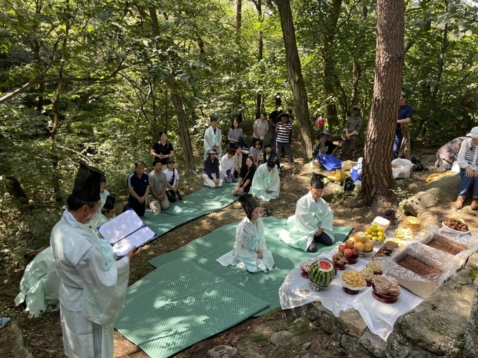 고양특례시 덕양구 효자동은 지난 3일, 북한산자락 사기막골에서 효자동의 무사 안녕을 빌고 주민들의 행복과 화합을 기원하는 ‘북한산 산신제’를 지냈다고 밝혔다. (사진=고양시 제공)