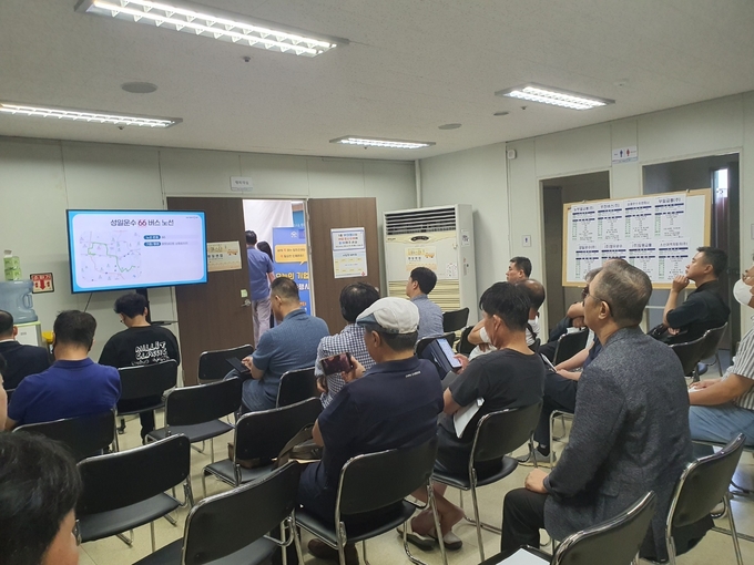 버스운송종사자 채용설명회에 면접을 보려고 대기 중인 신중년 구직자들. (사진=부천시 제공)