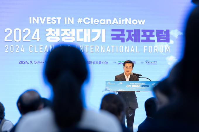 김동연 경기도지사가 5일 경기도경제과학진흥원 광교홀에서 열린 ‘2024 청정대기 국제포럼’에서 개회사를 하고 있다. (사진=경기도 제공)
