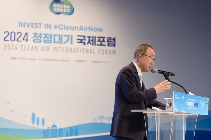 반기문 전 국제연합(UN) 사무총장이 5일 경기도경제과학진흥원 광교홀에서 열린 ‘2024 청정대기 국제포럼’에서 기조강연을 하고 있다. (사진=경기도 제공)