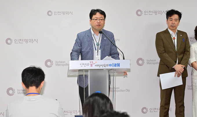 박찬훈 안천시 경제산업본부장이 5일 언론브리핑을 통해 정부의 일방적 통보에 따른 박람회 개최 취소와 시 자체 박람회 개최 계획에 대해 발표하고 있다. ( 사진 = 인천시 제공 )