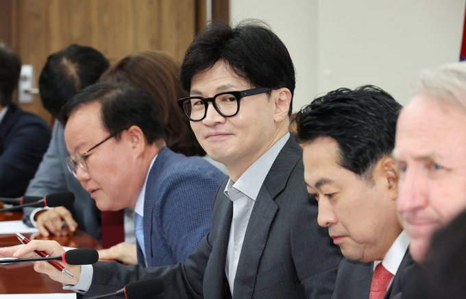 한동훈 국민의힘 대표가 5일 국회에서 열린 최고위원회의에 입장해 자리하고 있다. (사진=연합뉴스)
