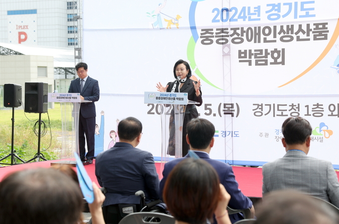 정윤경(민주·군포1) 경기도의회 부의장이 5일 경기도청에서 열린 ‘2024년 경기도 중증장애인 생산품 박람회’에서 축사를 하고 있다. (사진=경기도의회 제공)