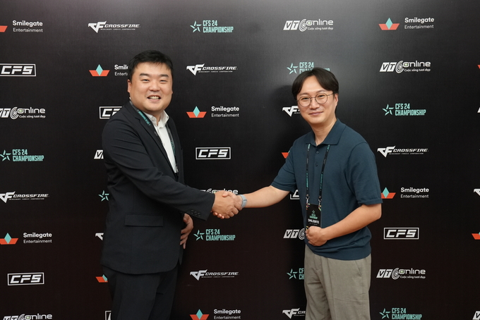 (좌) 최승진 주베트남한국문화원장, (우)여병호 스마일게이트 실장. (사진=스마일게이트 제공)
