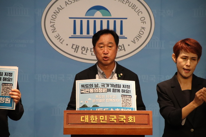 김준혁(수원정·가운데) 더불어민주당 국회의원이 6일 오후 국회소통관에서 열린 기자회견에서 발언을 하고 있다. (사진=김준혁 의원실 제공)