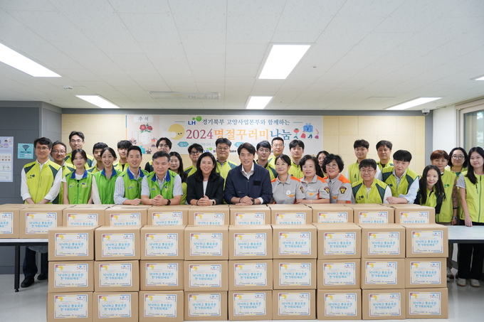 LH 경기북부 고양사업본부가 고양지축 LH 8단지를 방문해 추석 선물 꾸러미를 전달했다. (사진=LH 경기북부지역본부 제공)