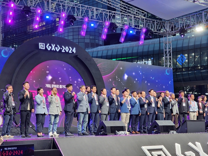 6일 판교역 광장에서 열린 게임 문화 축제 GXG2024 개막식에 참석한 성남시 의원, 주관 기관 및 게임사 관계자들이 기념사진을 촬영하고 있다. (사진=이효정 기자)