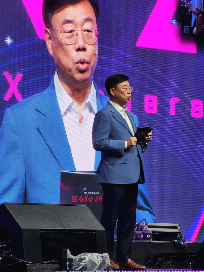 GXG2024 개막식 무대에 올라 행사를 소개하고 있는 신상진 성남시장. (사진=이효정 기자)