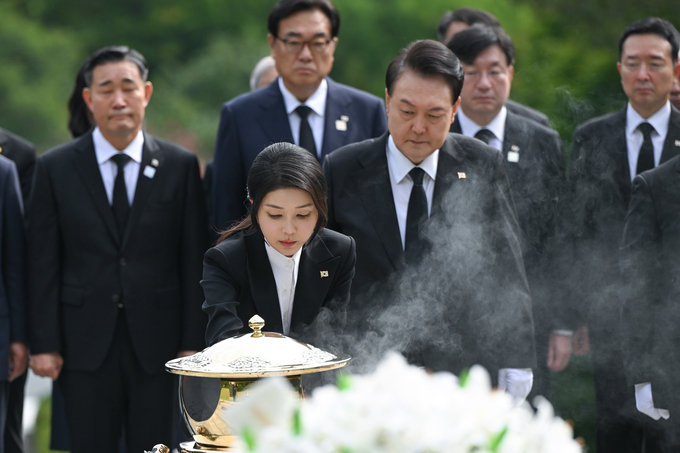 윤석열 대통령과 부인 김건희 여사가 8월 15일 육영수 여사 서거 50주기를 맞아 서울 동작구 국립서울현충원 내 육영수 여사 묘역을 찾아 헌화와 분향을 하고 있다. (사진=연합뉴스)