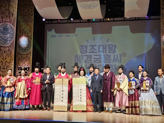 ‘2024 정조대왕·헤경궁홍씨 선발대회’에서 강태준씨(왼쪽), 황민영씨가 각각 정조대왕과 혜경궁홍씨역으로 선발됐다. (사진=고륜형 기자)