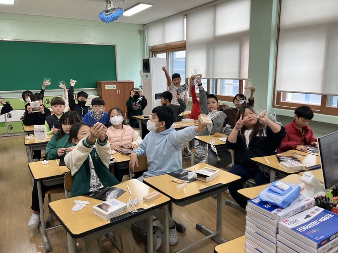 초등학교 4학년 학생들을 대상으로 찾아가는 무한상상교실이 운영되고 있다. (사진=수원교육지원청 부설 발명교육센터 제공)