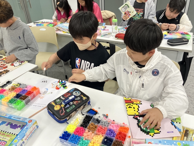 수원발명교육센터에서 초등학교 4학년 학생들이 정규과정 프로그램에 참여하고 있다. (사진=수원교육지원청 부설 발명교육센터 제공)