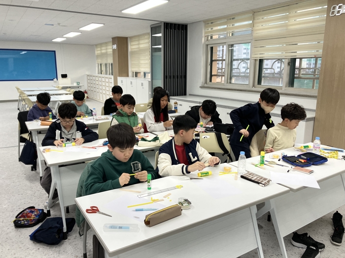 수원발명교육센터에서 초등학교 4학년 학생들이 정규과정 프로그램에 참여하고 있다. (사진=수원교육지원청 부설 발명교육센터 제공)