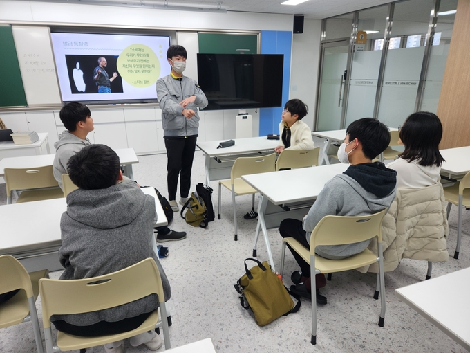 수원발명교육센터에서 중학교 2학년 학생들이 정규과정 프로그램에 참여하고 있다. (사진=수원교육지원청 부설 발명교육센터 제공)