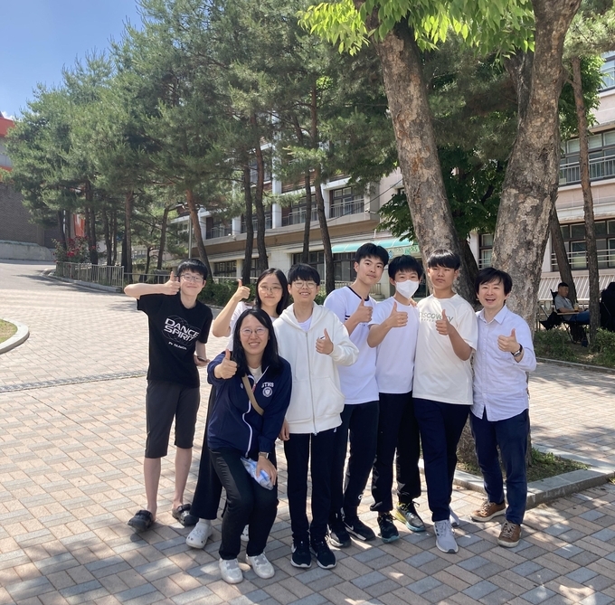 학생창의력챔피언대회에 참여한 수원발명교육센터 학생들과 지도교사. (사진=수원교육지원청 부설 발명교육센터 제공)