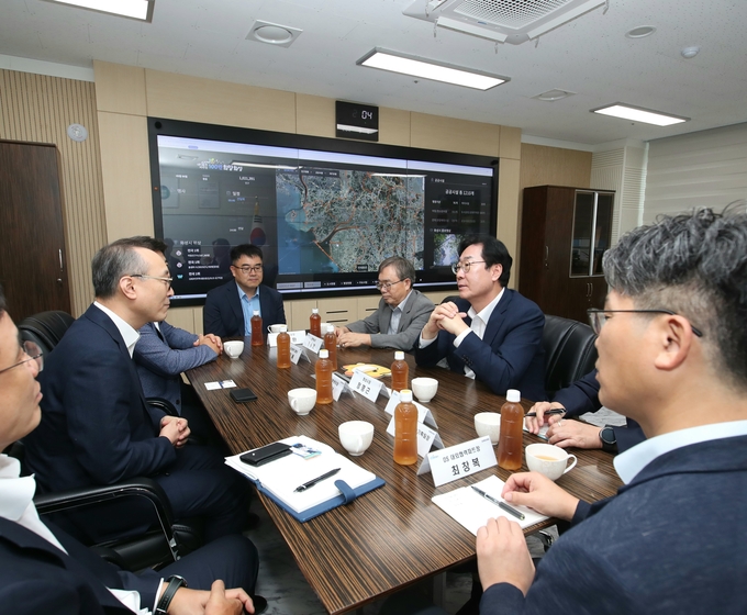 정명근 화성시장(오른쪽 )이 지현기 삼성전자 부사장(왼쪽)이 지난 6일 동탄출장소에서 면담하고 있다. (사진=화성시 제공)