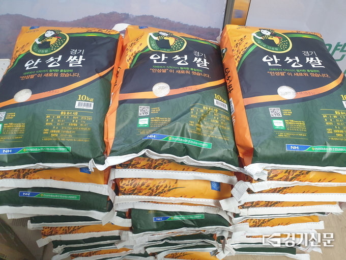 익명의 기부자가 서운면사무소에 전달한 쌀 10kg 30포. (사진=안성시 제공)