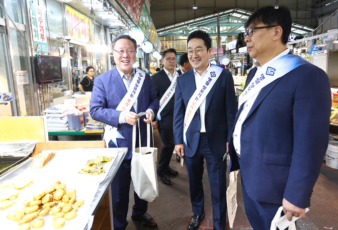 지난 6일 의정부시 제일시장에서 시석중 경기신용보증재단 이사장(왼쪽) 등 ‘추석맞이 전통시장 사랑 나눔 장보기 행사’ 참석자들이 명절 제수용품과 선물용품 등을 구입하고 있다. (사진=경기신보 제공)