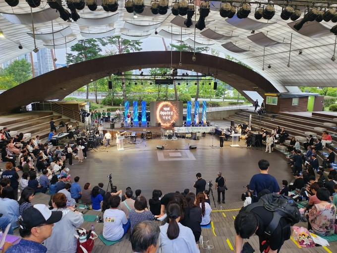 지난 6일 광교호수공원 마당극장에서 '새빛 웰페어 페스타'가 진행되고 있다. (사진=수원시 제공)