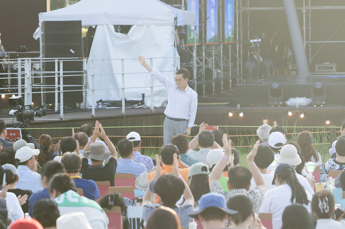 지난 7일 파주 임진각 평화누리공원에서 열린 ‘DMZ 평화콘서트’에서 김동연 경기도지사가 인사를 하고 있다. (사진=경기도 제공)