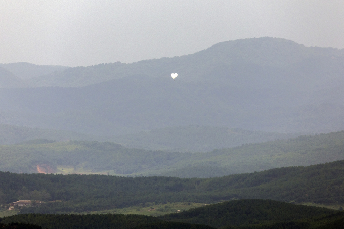 5일 오전 경기도 파주시 오두산 통일전망대에서 바라본 북한 황해북도 개풍군에서 쓰레기 풍선이 떠오르고 있다. (사진=연합뉴스 제공)