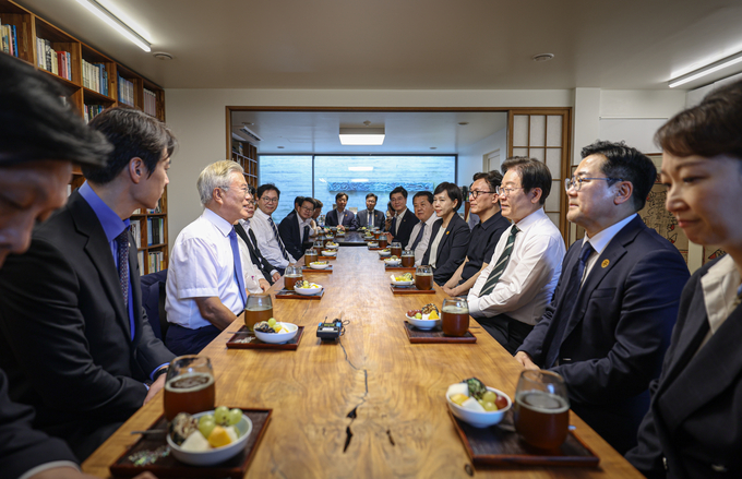  이재명 더불어민주당 대표를 비롯한 지도부가 8일 오후 경남 양산 평산마을 문재인 전 대통령 사저에서 문 전 대통령과 대화하고 있다. (사진=더불어민주당 제공)