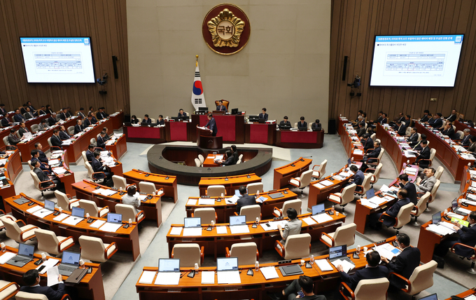 한덕수 국무총리와 국무위원들이 3일 국회에서 열린 예산결산특별위원회 전체회의에 참석해 의원들의 질의를 경청하고 있다. (사진=연합뉴스)
