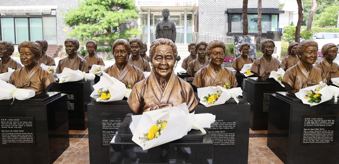 ‘일본군 위안부 피해자 기림의 날’을 하루 앞둔 지난달 13일 오후 경기도 광주시 나눔의 집에 세워진 고인이 된 피해 할머니들 흉상 앞에 꽃이 놓여 있다. (사진=연합뉴스)
