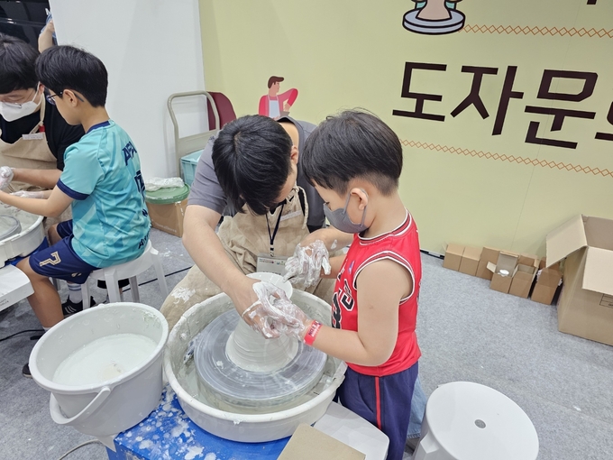 아이가 한국도자재단 체험부스에서 도자 만들기 체험을 하고 있다. (사진=고륜형 기자)