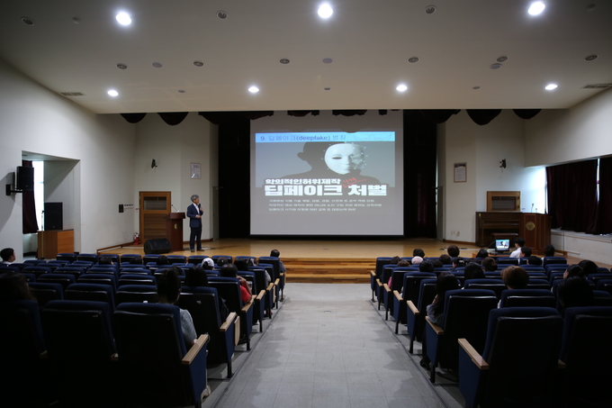 용인동부경찰서는 지난 6일 경찰서 강당에서 북한이탈주민의 안정적인 국내 정착을 지원하는 일환으로 탈북민 60명을 대상으로 범죄예방 교육을 진행했다. (사진=용인시 제공)