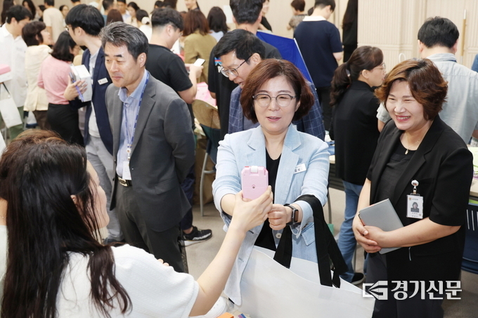 김보라 시장이 공직자 녹색장터에서 물품을 고르고 있다. (사진=안성시 제공)